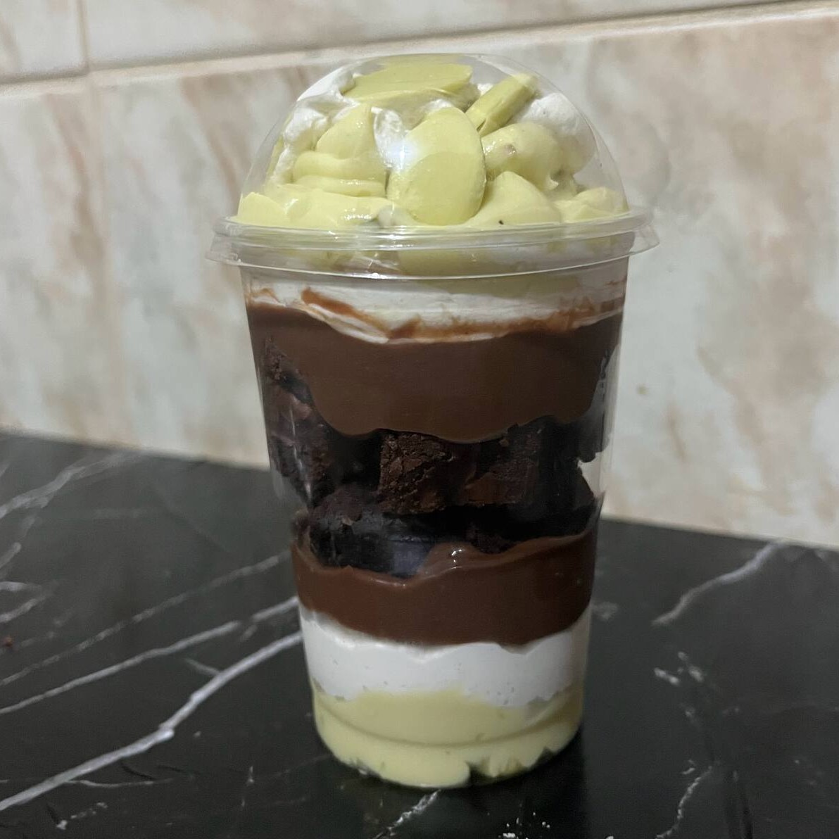 Com creme de pistache bolo massa 50% cacau  com brigadeiro branco   e brownie  Finalizado com chantillyninho