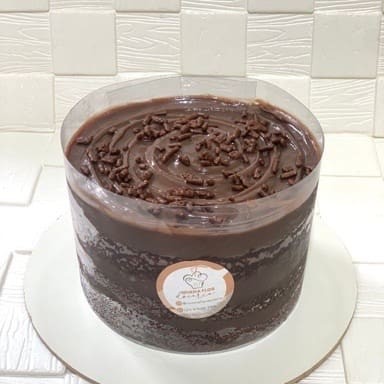 Três camadas de massa fofinha de chocolate abraçadas por nosso brigadeiro cremoso especial da casa. Uma explosão de sabor em formato menor, mas com a mesma grandiosidade no paladar. Perfeita pra dividir (ou não), rende de 10 a 12 fatias, dependendo do corte. Um clássico premiado, feito pra quem ama chocolate de verdade!