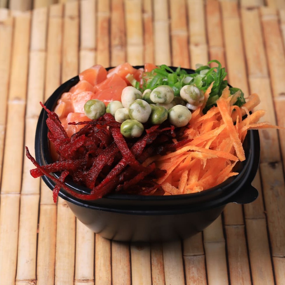 Opções:   Poke salmão simples: Salmão, cenoura, cebolinha, peas de wasabi e palha de alho  poró  Poke salmão zui: Salmão, beterraba, cenoura, cebolinha, e castanha  Poke salmão filadélfia: Salmão, cream cheese, alga nori, ceboliha e gergelim ralado  Poke salmão brule: Salmão maçaricado, cebolinha, gengibre, alho poró e flocos de arroz.  base: arroz japonês  ou quinoa  (peso aprox: pequena 200g-300g x tradicional 300g-400g)  Acompanha: 1 molho