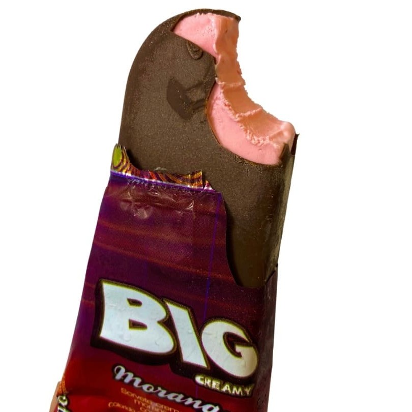 Delicioso sorvete de morango com cobertura de chocolate .