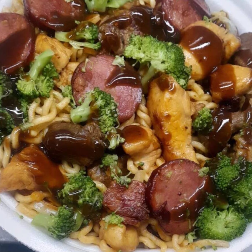 O nosso Yakisoba de Calabresa Junior é o prato perfeito para uma pessoa que busca uma experiência culinária única. Cuidadosamente preparado com macarrão oriental de alta qualidade, cenoura, brócolis, repolho e calabresa  finalizados com o molho especial. Esse sabor vai te levar ao Japão!