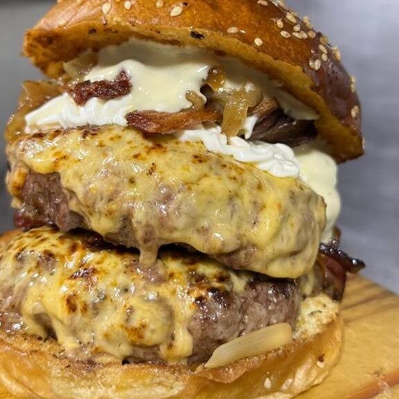 2 Blends Bovino da Casa com 200g Cada, Muito Queijo Derretido, Muito Bacon,Cebola Caramelizada, Cream Cheese e Maionese  Caseira no Pão Artesanal