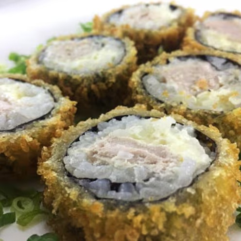 6pçs. Atum, cream cheese, arroz, alga, empanado na massa e na farinha crocante.