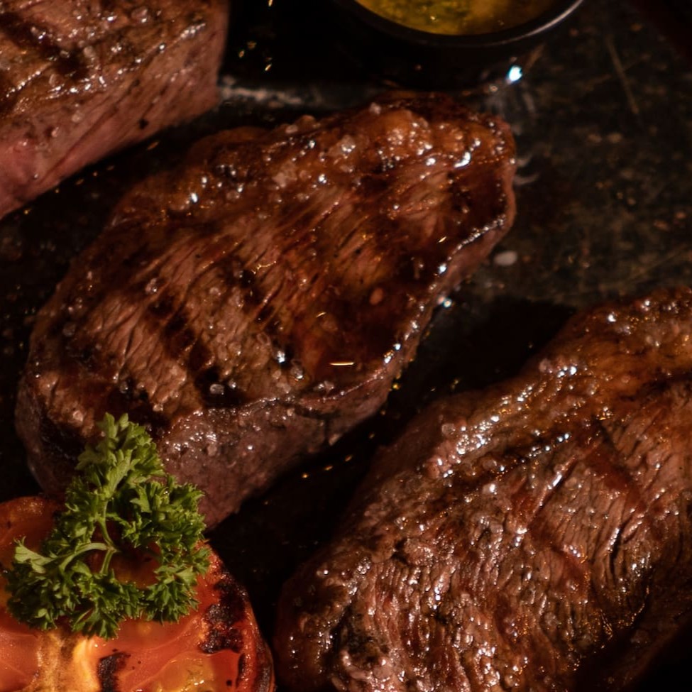 M dos cortes mais famosos do Brasil! A picanha possui uma capa de gordura externa e uniforme que dá um sabor inigualável e inconfundível!