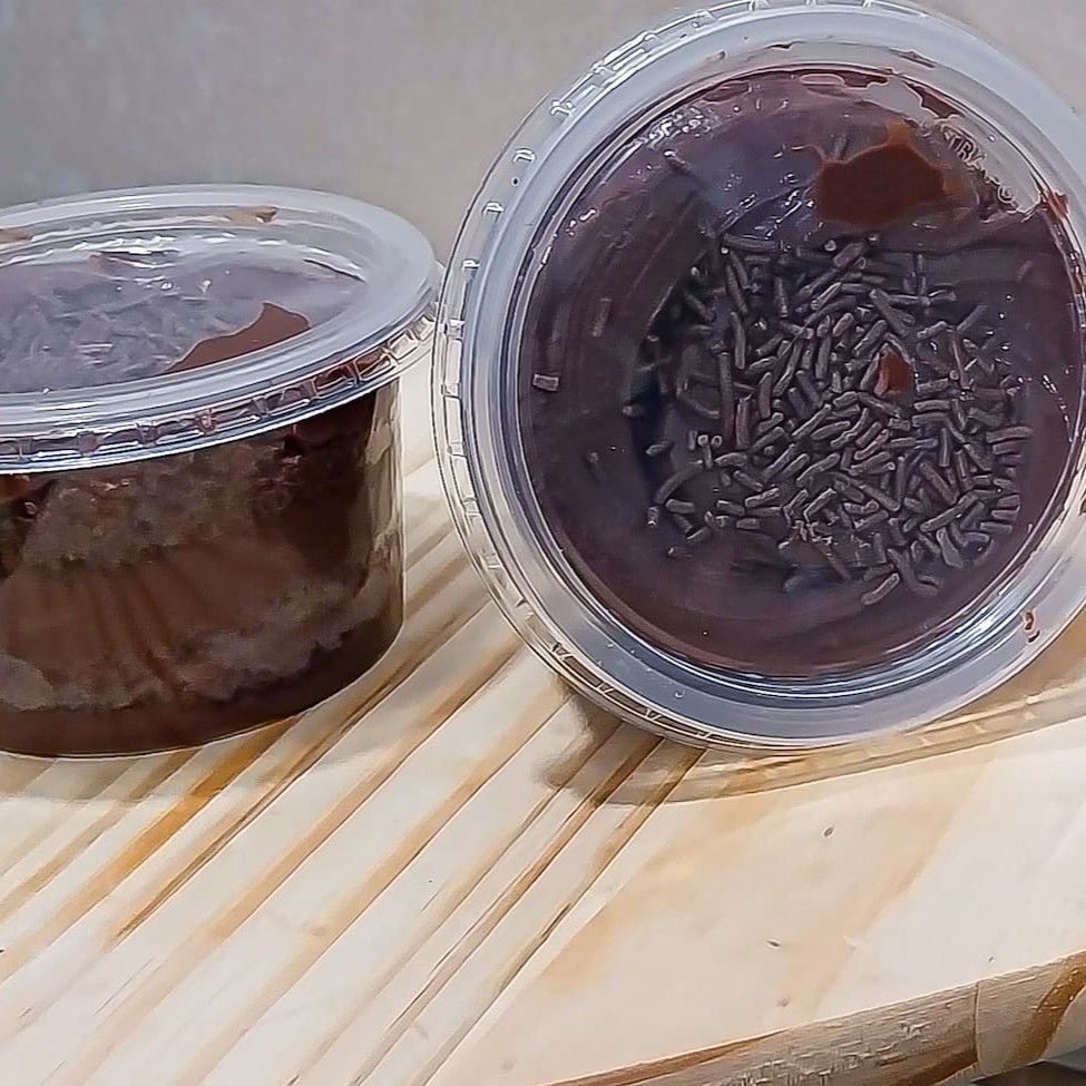 Pote de 250 ml recheado com massa de chocolate 50% cacau e um delicioso creme de chocolate , finalizado com granulado nobre de chocolate