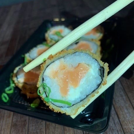 Alga, arroz, cream cheese (filadélfia) e salmão empanado na farinha panko e frito.