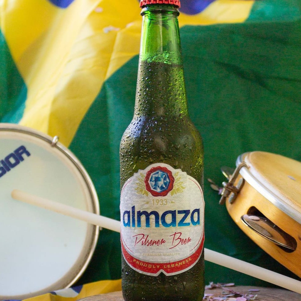 A Almaza é uma das mais conceituadas cervejas do Líbano, nossa amada terra. E você sabia que a Sahtein é o único estabelecimento na Região Oceânica de Niteroi que a vende?! Incrível, né? Para brinda à vida com tradição e a nossa gelada típica.