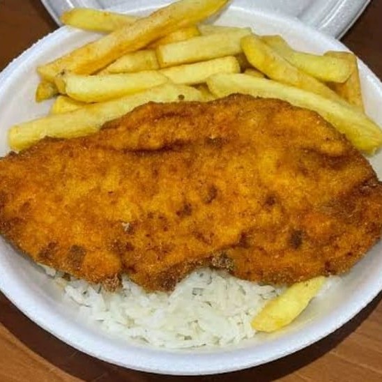 Nosso delicioso frango empanado com fritas, que acompanha arroz e feijão!