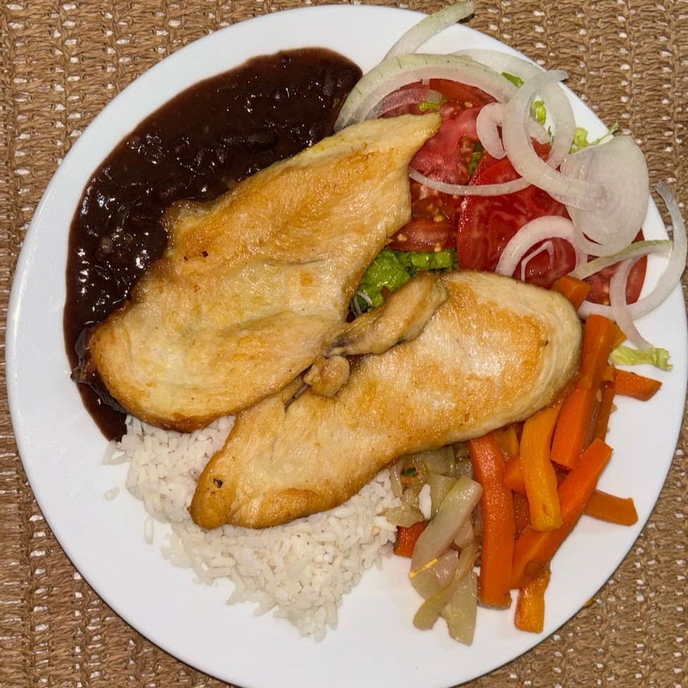 Acompanha arroz,feijão,legumes e salada verde.