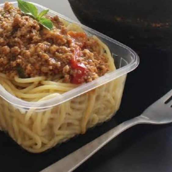 Apresentamos o nosso Espaguete à Bolonhesa. Uma requintada massa italiana, cuidadosamente cozida até atingir o ponto al dente perfeito. Acompanha uma generosa porção de carne bovina, meticulosamente preparada no estilo bolonhesa, repleta de sabores que irão surpreender o seu paladar. O toque final fica por conta de um delicioso queijo, carinhosamente espalhado por cima, criando uma camada irresistível e convidativa. Uma verdadeira sinfonia de sabores que irá encantar todos os amantes de uma boa massa. Que tal saborear essa delícia hoje?