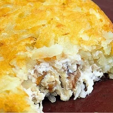 Delicie-se com nossa batata rostie crocante e dourada, recheada com uma única opção irresistível de sabor à sua escolha. De queijos cremosos a legumes frescos, cada mordida é um convite ao prazer. Disponível em dois tamanhos: P, para uma porção saborosa e equilibrada, e G, para quem quer se entregar sem moderação!