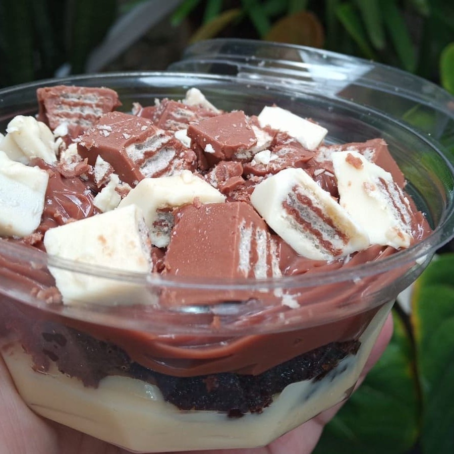 Brigadeiro de Ninho, Brigadeiro de Chocolate, Pedaços de Brownie e KitKat Duo (Peso aproximado 200gr)