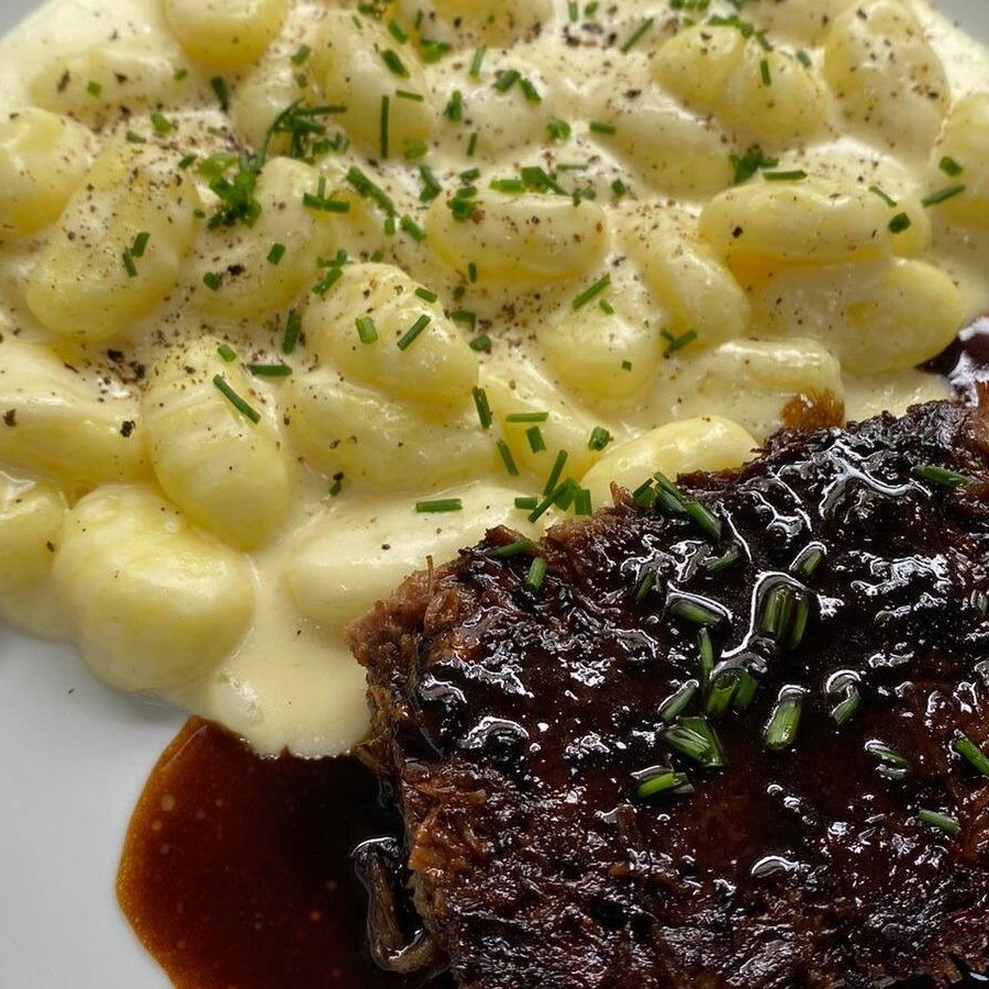 Carne assada na cerveja e especiarias com gnocci ao delicioso molho fondutta (molho de queijo)