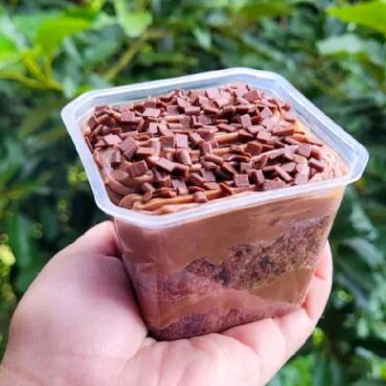 Massa de chocolate super fofinha com recheio de brigadeiro de chocolate e granulado de chocolate ao leite. (Pote 250ml)