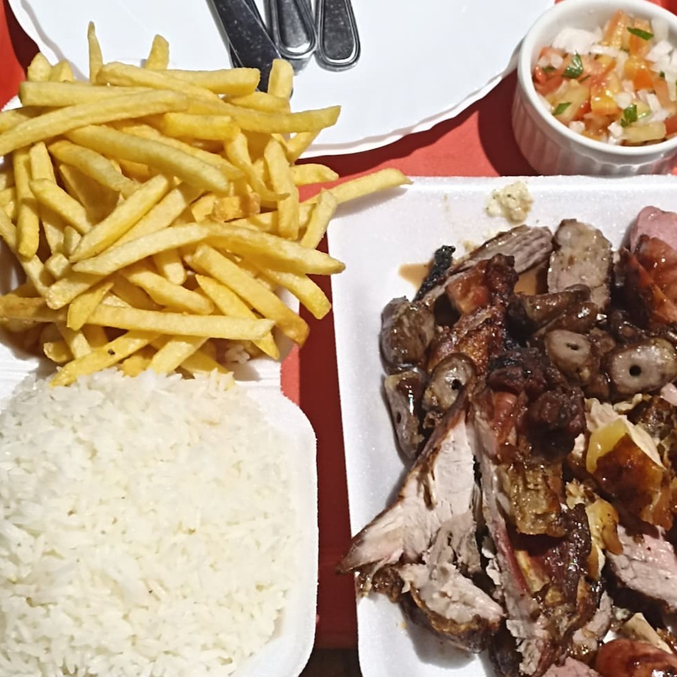 400gramas de churrasco podendo escolher 4 opções , batata frita e arroz branco ! Acompanha molho e farofa Grátis um refrigerante de 1,5  Guaraná antártica ou Pepsi
