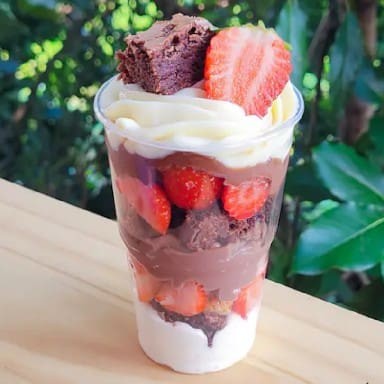 Contem: Mousse de Ninho, Creme de Ninho, Creme de Chocolate, pedaços de brownie, Nutella e morangos fresco picados. (Peso aproximado 350gr)