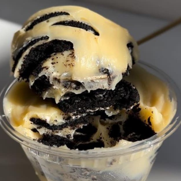 Camadas de brigadeiro branco com biscoitos Oreo que desmancham na boca! A Cake Shot não altera e/ou adiciona ingredientes aos produtos já formulados. - 300g Copo da felicidade - bombom no copo