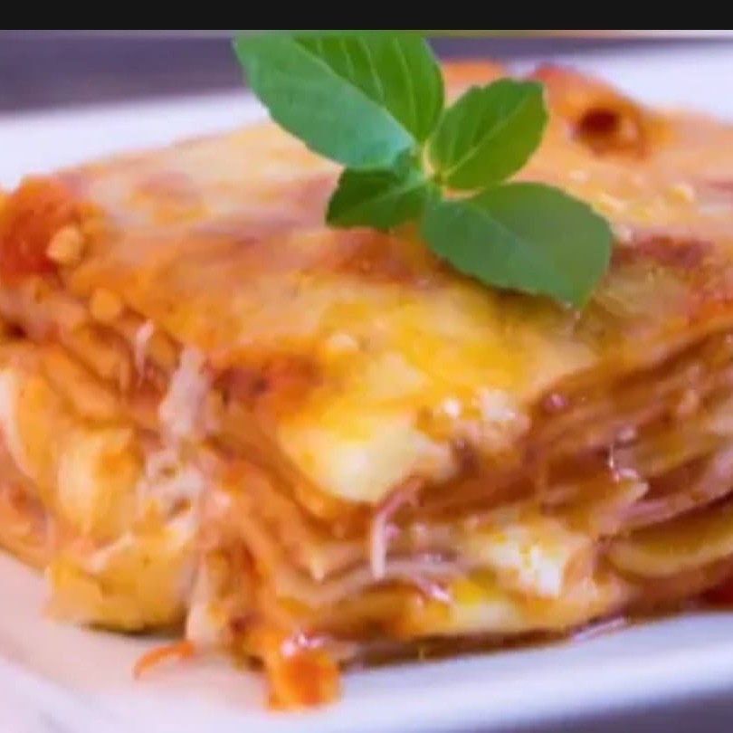 Deliciosa lazanha de queijo e presunto, escolha seu molho serve ate 2 pessoas aprox (600 gr)