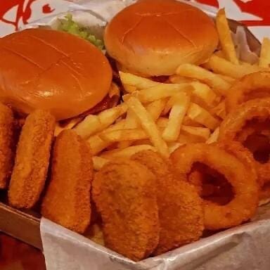 Nugget, anéis de cebola batata frita, 2 burguer Londres