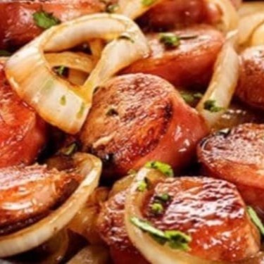 Nossa deliciosa linguiça acebolada acompanhada de arroz branco, feijão, macarrão, farofa e fritas.