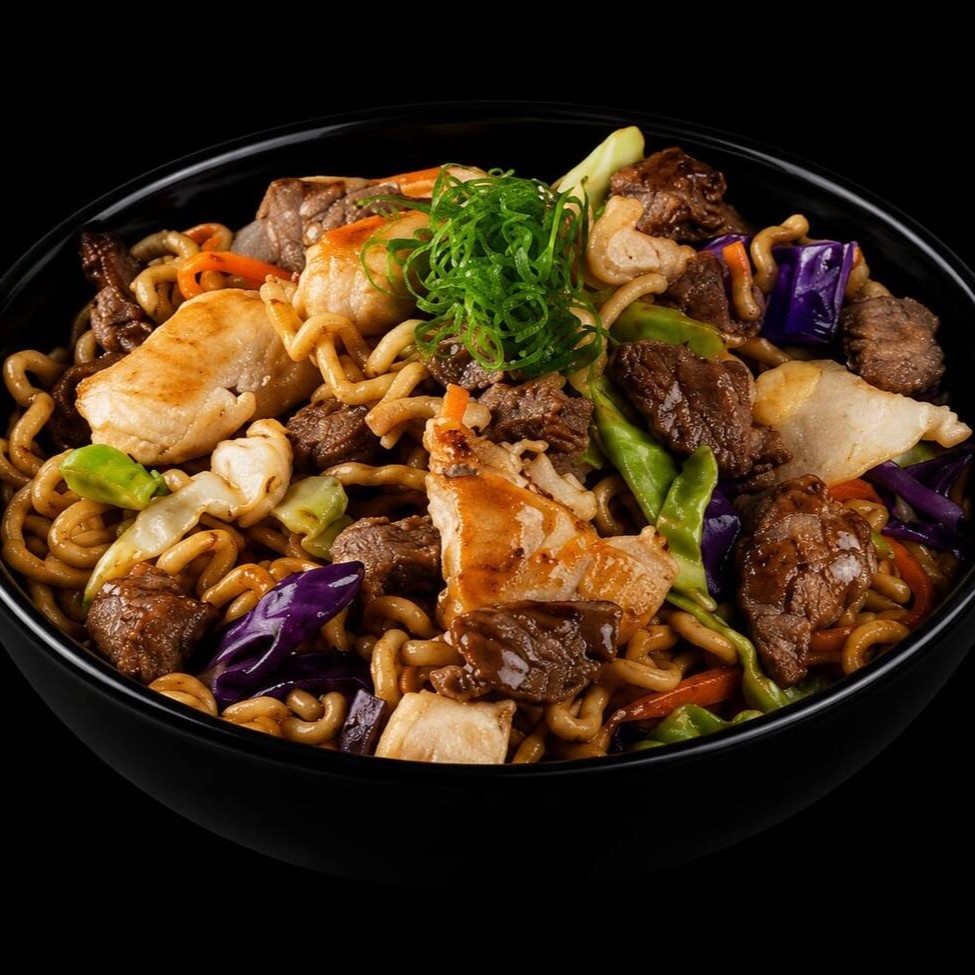 Macarrão oriental, frango,carne, repolho roxo, repolho verde, cenoura e temperos especiais.