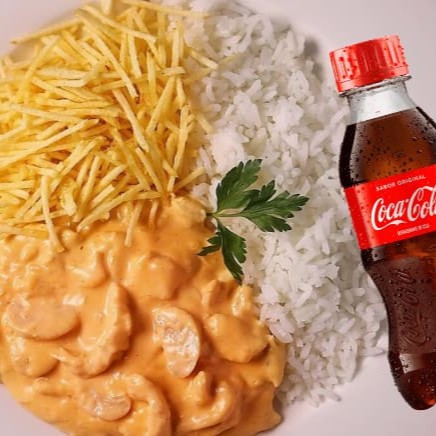 Strogonoff de frango, acompanhado de arroz branco e batata palha, e um refrigerante coca cola de 200ml. A quentinha tem entre aprox. 500g.  Super almoço ou jantar com nosso delicioso estrogonofe, tudo caseiro e feito com aquela famosa receita de vó. Peça já e experimente o melhor da sua vida!  Imagem ilustrativa.