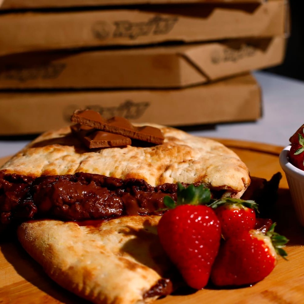 Sobremesa Deliciosissíma, Calzone De Sensação, Recheado Com Nosso Chocolate Ao Leite E Morangos Frescos, Com Leite Condensado Por Cima.(28 Cm, 7 Fatias)