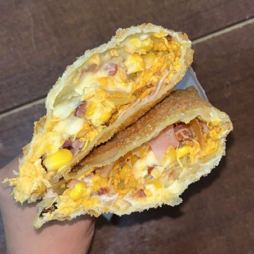 Frango desfiado ,Queijo mussarela , presunto, cebola, oregano ,milho, ervilha,