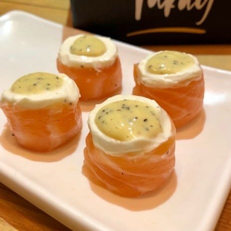 Enrolado de salmão, cream cheese com mousse de maracujá,porção com 6 unidades.