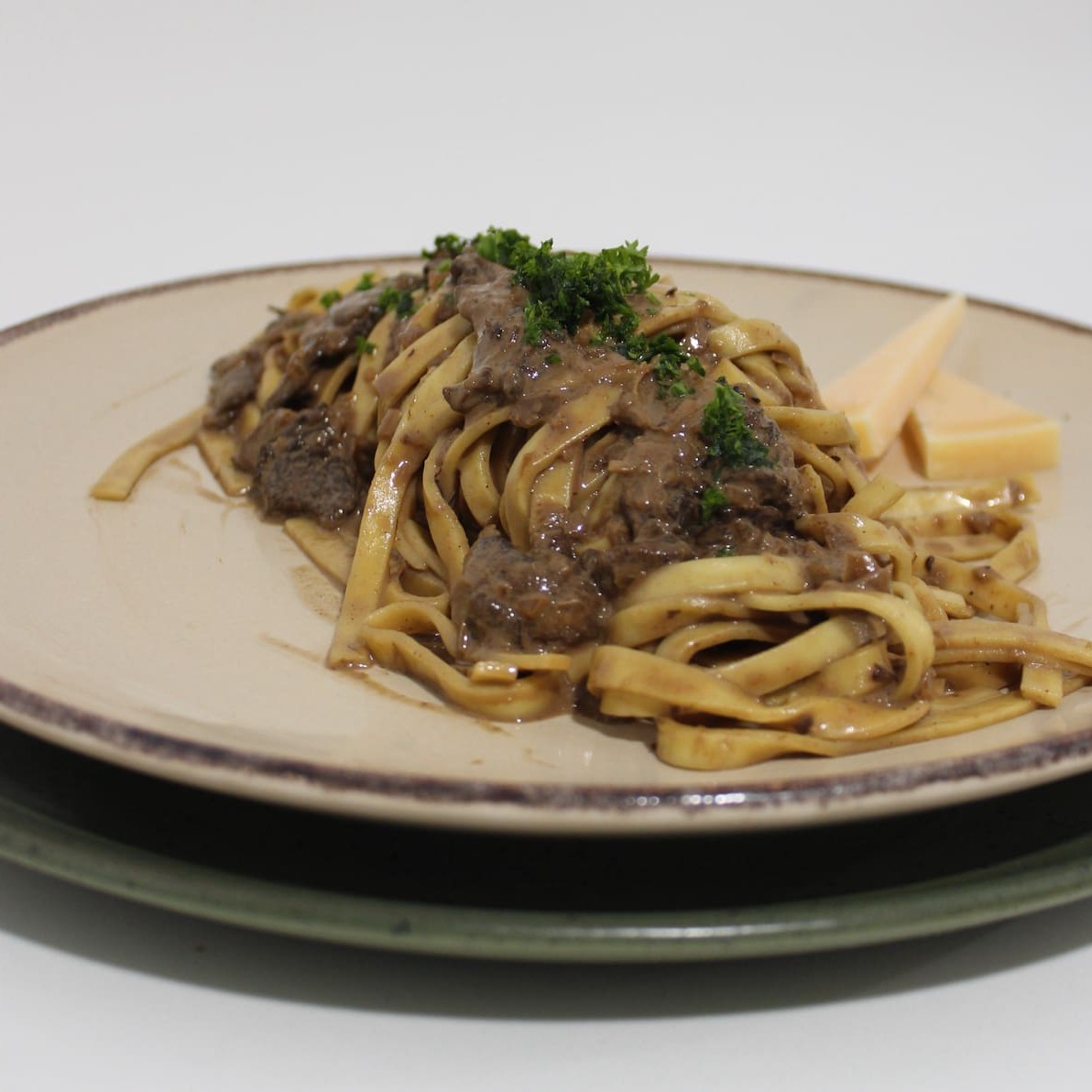 Molho cremoso e cheio de sabor, preparado com funghi secchi reidratado, refogado na manteiga, finalizado com creme de leite fresco e um toque de vinho tinto. Um molho sofisticado, de aroma marcante e textura aveludada, que transforma qualquer massa fresca ou grano duro, ( nhoque, talharim, tagliatelle, penne,  espaguete, ravioli, canelone ) em uma experiência única.