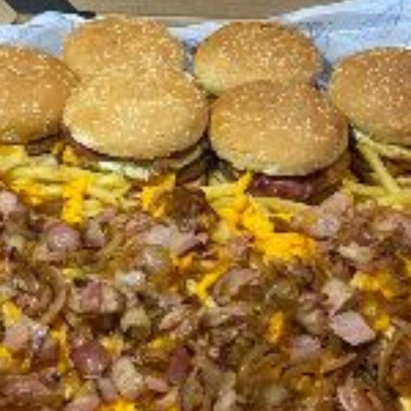 6 Hambúrgueres ( Pão, Carne, Salada, Ovo, Cheddar, Requeijão, Maionese de Alho e Batata Palha) + Batata (Bacon, Calabresa, Cheddar e Orégano) + Nuggets + Anel de Cebola + 6 Bis + 2l