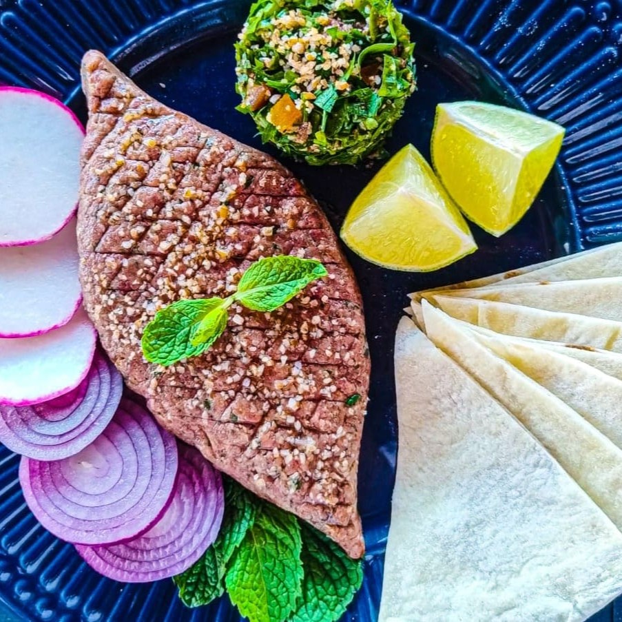 Para você sentir a excentricidade de sabores mediterrâneos e cremosos que fazem diferença. Um grandioso almoço. Vem com kibe cru (120g), tabule, homus, babaganoush, coalhada seca e pão árabe.  #carne #cru #árabe #marmita #quentinha #entrega #refeição #saudável #culinária #rápida