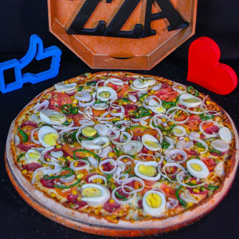 Molho da casa, mussarela, calabresa, ovo,  milho, ervilha, pimentão, azeitona, tomate, cebola e orégano