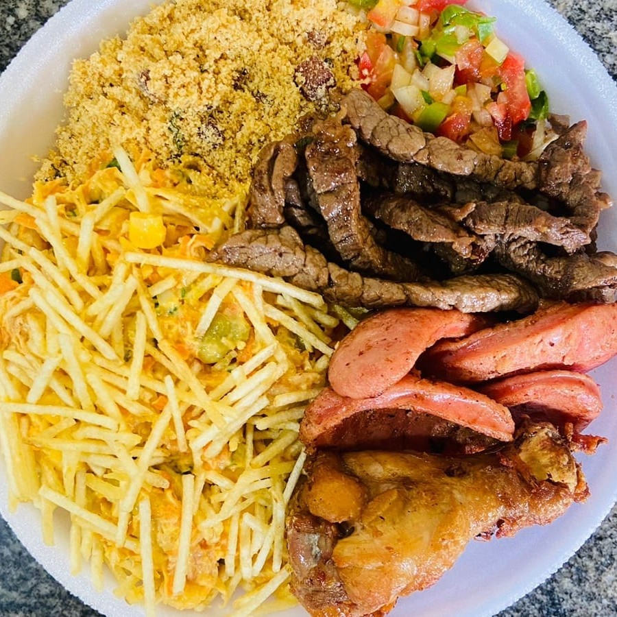 Saboroso churrasquinho misto com alcatra, linguiça toscana e drumet. Acompanha arroz, salpicão, vinagrete e farofa.   Obs.: - Embalagem Pt102. - Ideal para uma pessoa.  Esperamos que você tenha uma excelente refeição!