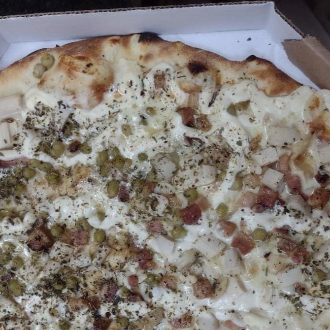 Aproveite nossa incrível promoção de Duas Pizzas Família! São duas apetitosas pizzas de 35cm cada, feitas com a mais alta qualidade e o carinho que você merece. Perfeitas para compartilhar em família ou entre amigos. Uma experiência culinária irresistível, que combina sabor e tradição na medida certa. Não perca essa oportunidade de saborear o melhor da nossa pizzaria!