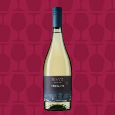 A Settesoli hoje é uma das maiores cooperativas de vinhos da Sicília, a Settesoli conseguiu diferenciar os diferentes terroirs da região e direcionar o cultivo correto das uvas para produção de vinho de boa qualidade e preços justos. Sicília, conhecida pelo sol intenso e que aparece quase todos dias do ano. Seus solos vão desde calcários até argilosos, vinhedos localizados desde o nível do mar a até 400m de altitude. É marcado por forte influência o Mar Mediterrâneo, mas no interior da ilha possui um clima continental muito particular.     Tipo: Frisante leve seco  Uva: Catarratto, Vermentino, Zibibbo  Região: Sicília  País: Itália  Produtor: Settesoli  Teor Alcoólico: 12,5%  Temperatura de consumo: 6 a 8 ºc  Amadurecimento: Sem passagem por barrica  Visual: Amarelo esverdeado  Aromas: Aromas de pêssego, abacaxi e jasmim.  Paladar: Corpo leve e acidez moderada.  Harmonização: Sushi, camarão, saladas, frutos do mar