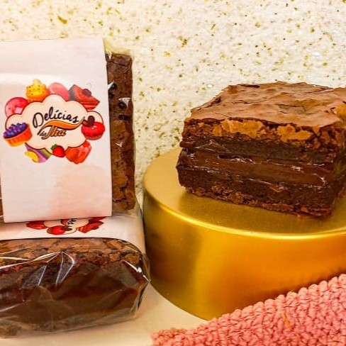 Nosso brownie pesa aproximadamente 110 gramas. Brownie feito com chocolate nobre , casquinha dos dois lados e muito recheio de brigadeiro. Perfeito para acompanhar um café ou sorvete . Aqueça seu brownie no micro e saborei.
