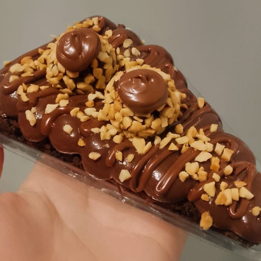 Brownie de chocolate coberto com brigadeiro cremoso de chocolate, Nutella, amendoins triturados e docinho de ferrero para finalizar.