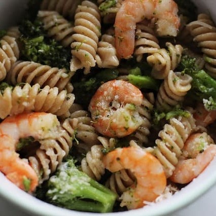 Massa sem glúten, camarão, brócolis ao azeite e alho ( Serve 2 pessoas )