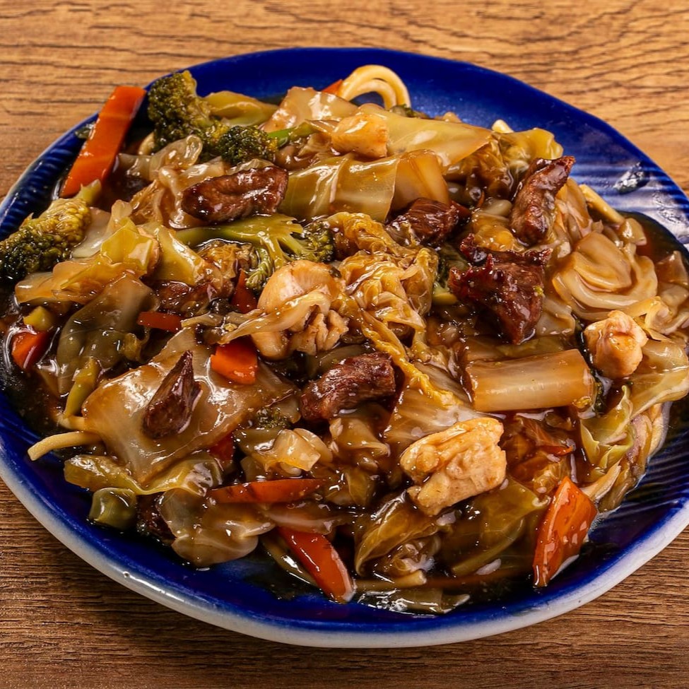Macarrão, carne bovina, frango e legumes.