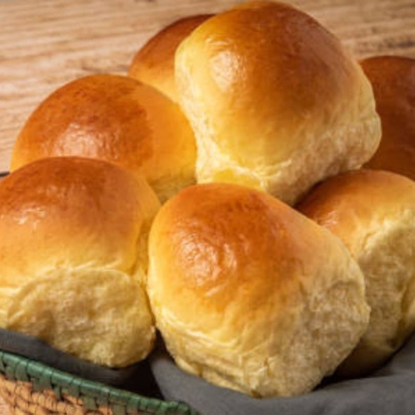 Macio e leve — o clássico brioche artesanal que derrete na boca. Feito com manteiga, ovos e fermentação lenta, tem sabor marcante e textura irresistível.  Ideal para acompanhar cafés, chás, geleias ou compor sanduíches gourmet. Fresquinho, dourado e com aquele aroma inconfundível de padaria artesanal.  • Ingredientes principais: farinha de trigo, ovos, manteiga, leite, açúcar e fermento. • Diferencial: receita francesa, massa aerada e preparo diário sem conservantes. • Alergênicos: contém glúten, ovos e derivados de leite.