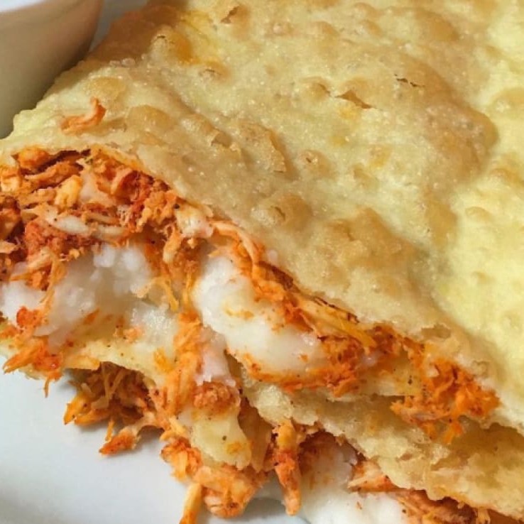 Pastel saboroso recheado com frango desfiado e Catupiry cremoso, tudo envolto em uma massa crocante. Uma combinação irresistível que vai agradar a todos os paladares!