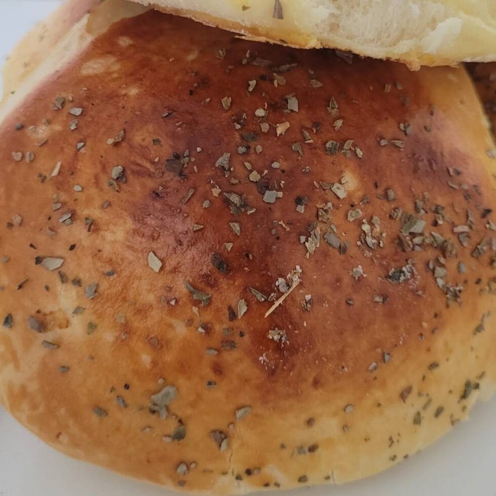 Massa pré assada com hambúrguer queijo e ovo