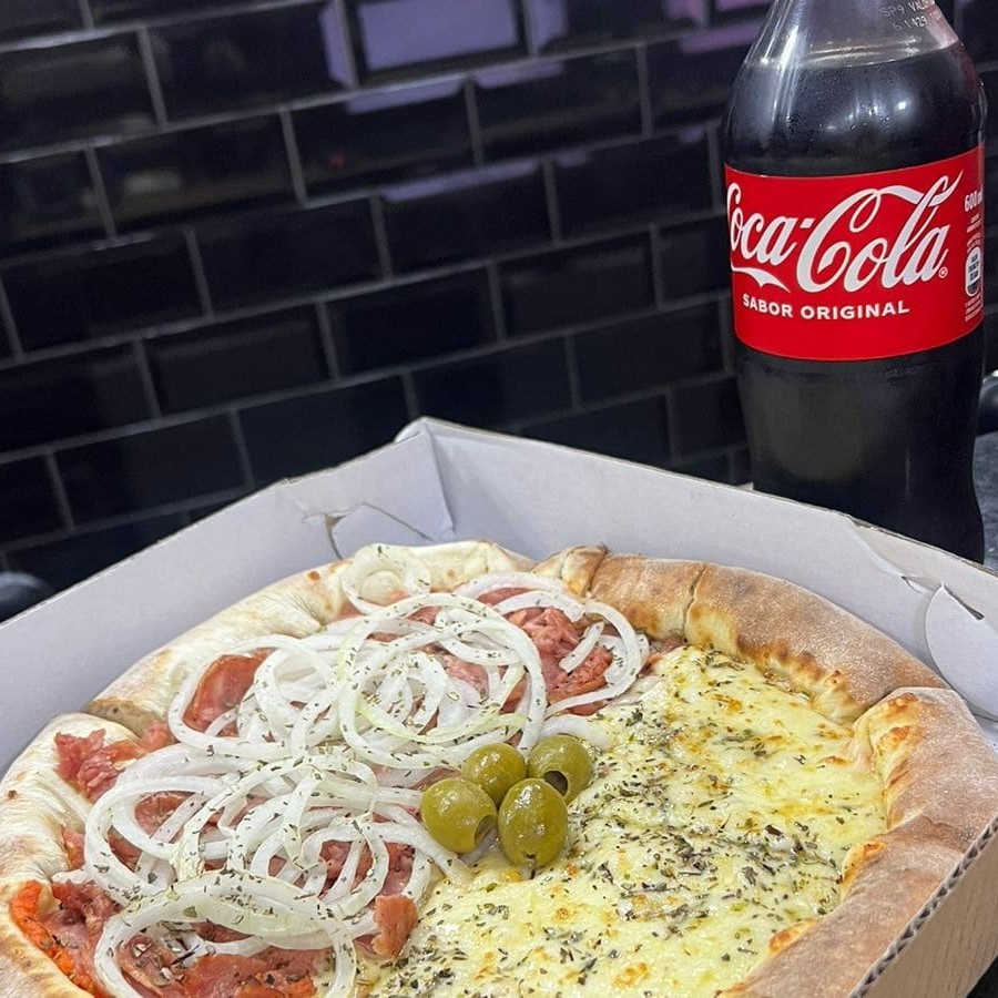 Broto meio mussarela meio calabresa + coca 600ml