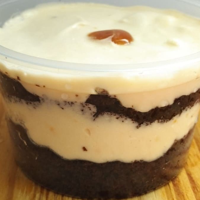 Nosso Bolo de Pote traz uma massa de chocolate macia e molhadinha, intercalada com um mousse de maracujá leve, cremoso e refrescante. O resultado? Uma sobremesa equilibrada, marcante e simplesmente apaixonante!