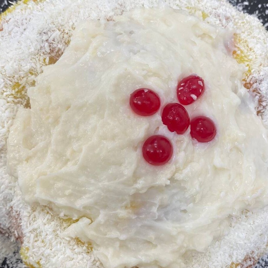 Apresentamos nosso 'Pão Doce Grande', um destaque da categoria 'Pães Quentinhos'. Ele é meticulosamente preparado para oferecer uma experiência culinária única. Este pão doce, de tamanho generoso, é uma verdadeira delícia que derrete na boca, com sua massa leve e macia, proporcionando uma experiência sensorial incrível. A cada mordida, você pode apreciar a perfeita harmonia dos sabores, tornando este pão um deleite para os verdadeiros apreciadores de pães doces. Um prazer irresistível que você merece desfrutar.