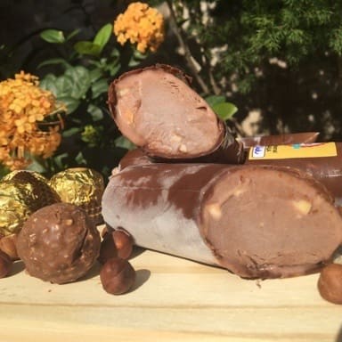 Saboreie o Sacolé Ferrero Rocher, uma requintada releitura do famoso bombom, agora em um sacolé gourmet especial. Sua casquinha é composta por uma mescla sofisticada de chocolate ao leite, Nutella e amendoim, criando uma textura única. O recheio super cremoso de chocolate com amendoim eleva ainda mais a experiência, proporcionando um sabor irresistível. Cada sacolé tem aproximadamente 11,5 cm e pesa 130g, trazendo a medida perfeita de indulgência. Ideal para presentear ou simplesmente se deliciar, este sacolé é a certeza de um momento de prazer. Aproveite essa delícia gourmet em qualquer ocasião.