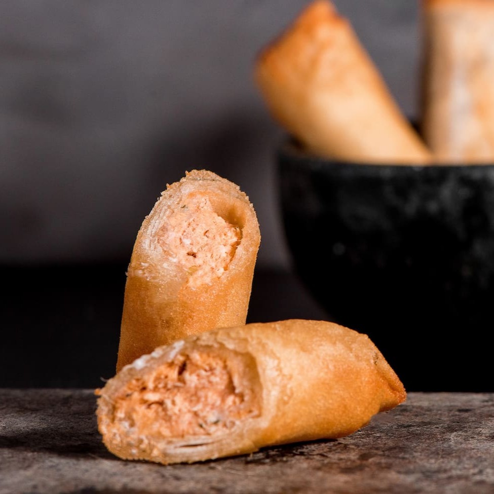 Rolinho primavera recheado com salmão, cream cheese, alho poró e cebolinha.