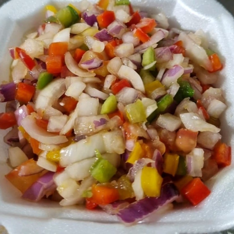 Cebola ,Cebola roxa , Tomate ,pimentões verde,vermelho e amarelo !! Temperado no vinagre Azeite de Qualidade e Sal ..