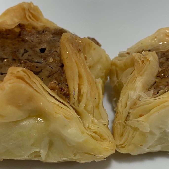 Belewa de Nozes e Castanha de Caju em Forma de Flor: Uma verdadeira obra de arte da culinária árabe, este belewa é habilmente moldado em forma de flor e recheado com uma combinação luxuosa de nozes e castanhas de caju. Cada pedaço é uma celebração de sabores e texturas que se fundem harmoniosamente, criando uma experiência culinária que agrada tanto aos olhos quanto ao paladar.